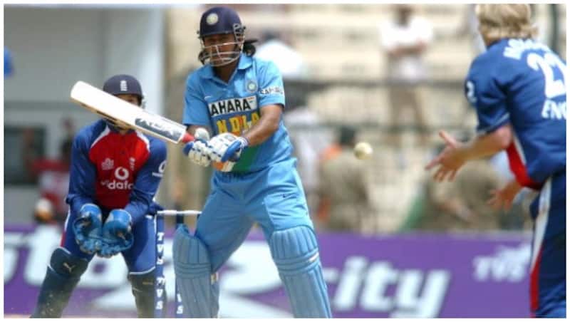 एमएस धोनी छक्का जड़ते हुए © Getty Images 