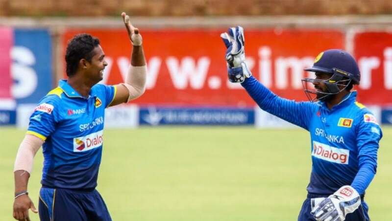 Asela Gunaratne (L) finsihed with the figures 3 for 10 © AFP