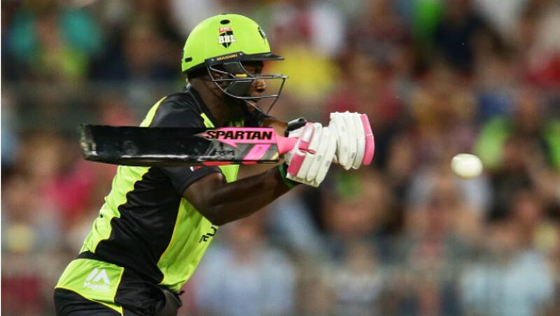 Sydney Thunder's Russell used a black bat in the match against Sydney Sixers © Getty Images