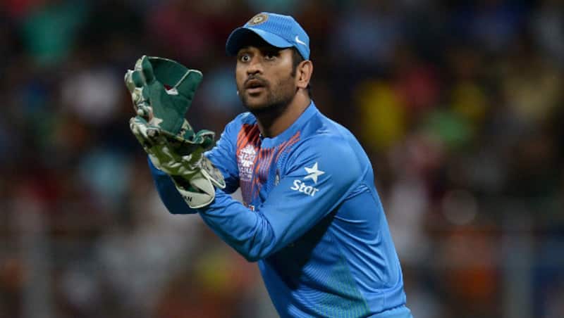 VVS Laxman (left) and MS Dhoni &Acirc;&copy; AFP