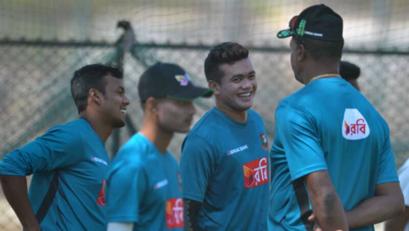 Bangladesh players seen with bowling coach Courtney Walsh  &Acirc;&copy; AFP