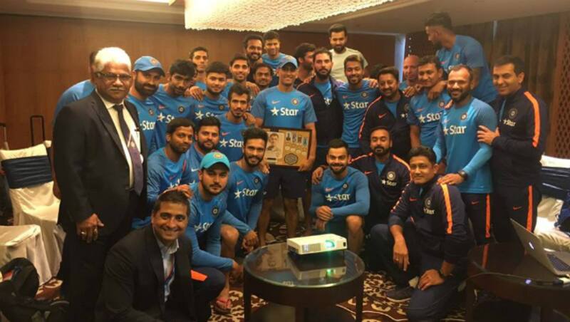 टीम इंडिया के साथ महेंद्र सिंह धोनी  Photo Courtesy: India Cricket Team Facebook page