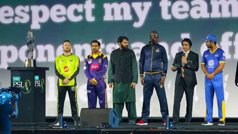 PSL 2017 trophy with captain's of all the teams &copy; Saj Sadiq (Twitter)