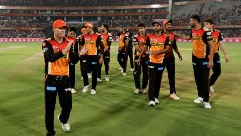 While Warner earned the Orange Cap, Bhuvneshwar earned Purple Cap during SRH's win over KXIP © BCCI