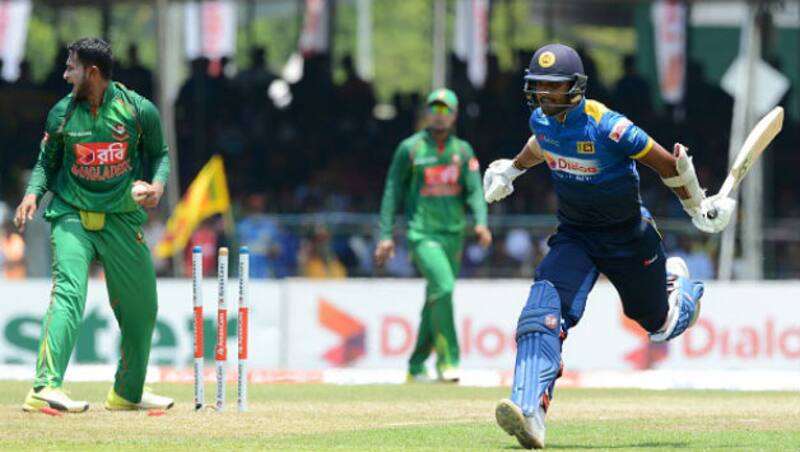 Dinesh Chandimal scored only 21 &copy; AFP