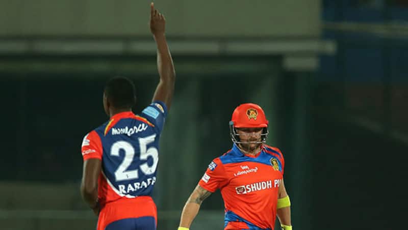 Brendon McCullum picked a hamstring injury during Delhi Daredevils match © BCCI