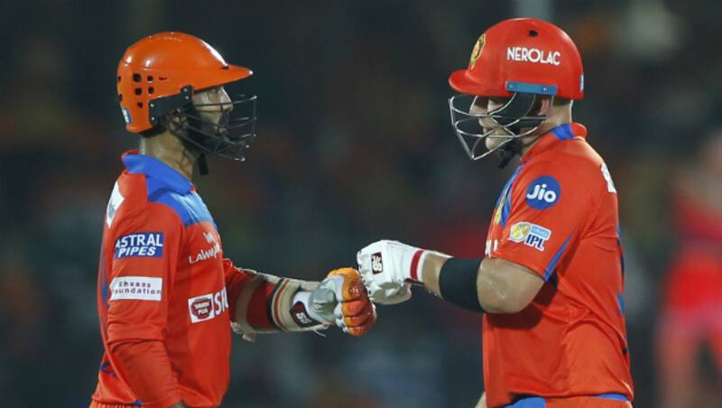 Dinesh Karthik (left) and Aaron Finch added 92 runs for the fourth wicket &copy; BCCI