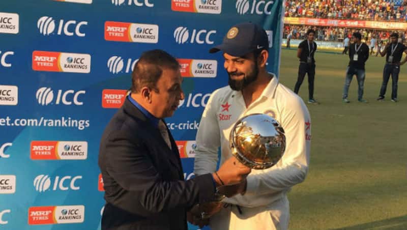 विराट कोहली को टेस्ट मेस देते सुनील गावस्कर © Getty Images