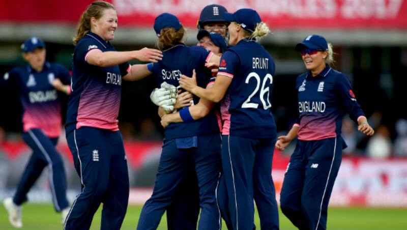 Anya Shrubsole and co. celebrate the wicket of Veda Krishnamurthy © Getty Images