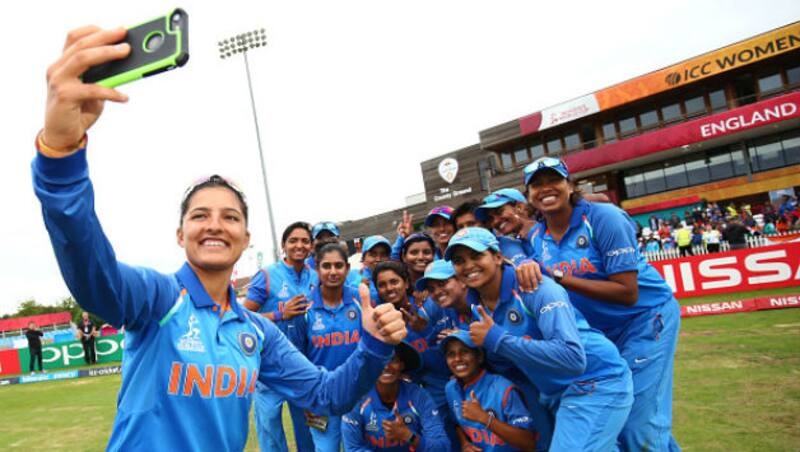 Indian Eves take a groupfie after thrashing New Zealand &Acirc;&copy; Getty Images