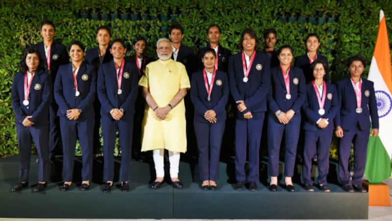 पीएम नरेंद्र मोदी के साथ भारतीय महिला क्रिकेट टीम © IANS