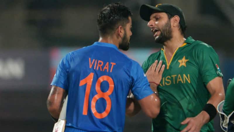 विराट कोहली और शाहिद अफरीदी © AFP