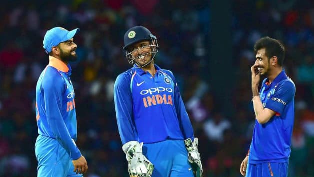 Kohli, Dhoni have a good laughter after Chahal outfoxes Maxwell © PTI