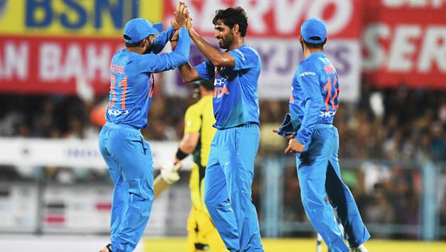 India pacers David Warner and Aaron Finch in quick succession, reducing Australia to 13 for 2. © AFP