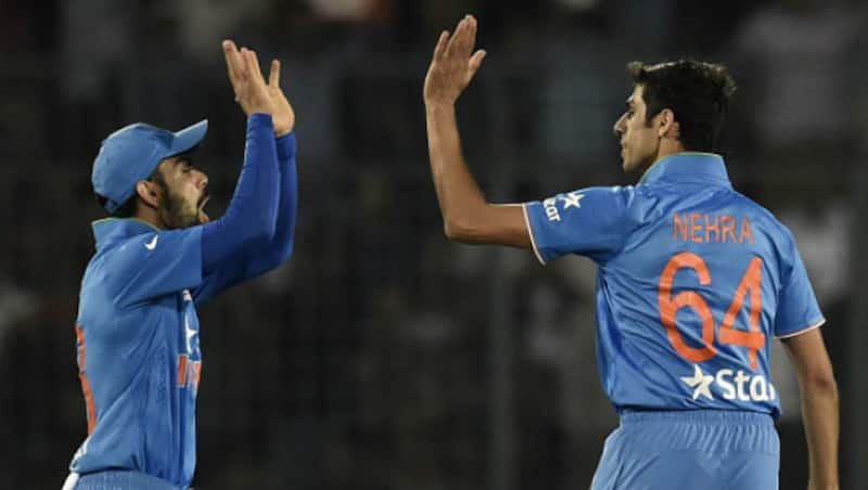 विराट कोहली और आशीष नेहरा  © AFP