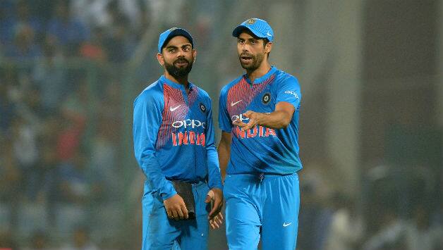 Ashish Nehra discussing game plans with Virat Kohli © AFP