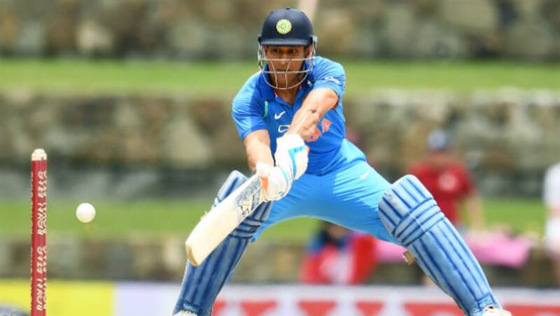 एम एस धोनी ने राजकोट में खेली धीमी पारी © AFP
