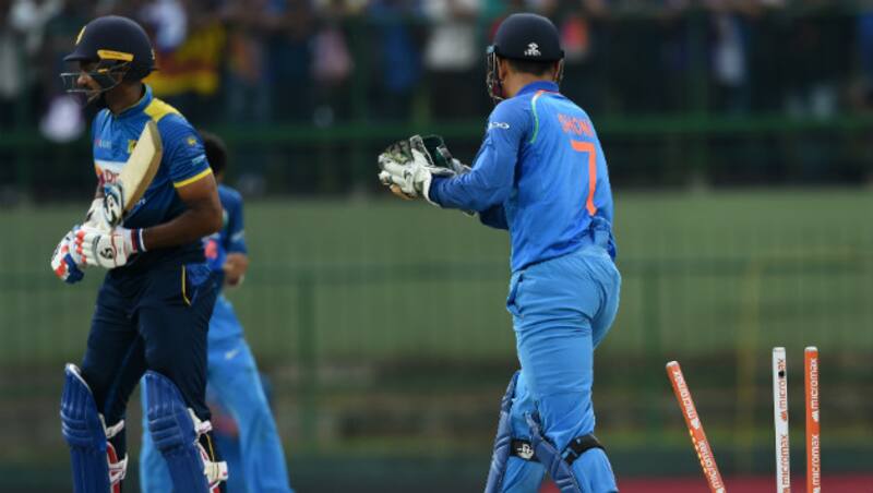 एम एस धोनी © AFP