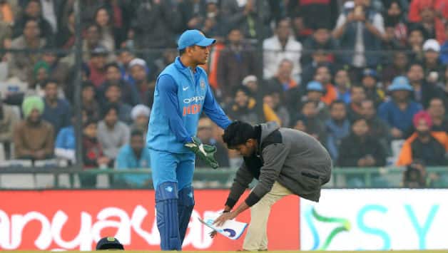 An Indian cricket fan (R) approaches MS Dhoni during the second One Day International © AFP