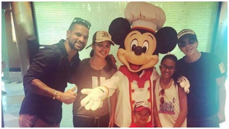 शिखर धवन अपने परिवार के साथ (साभार-शिखर धवन का फेसबुक अकाउंट)