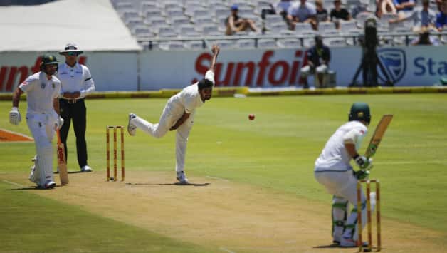 Jasprit Bumrah bowls and Ab de Villiers looks on at the non-striker's end © AFP