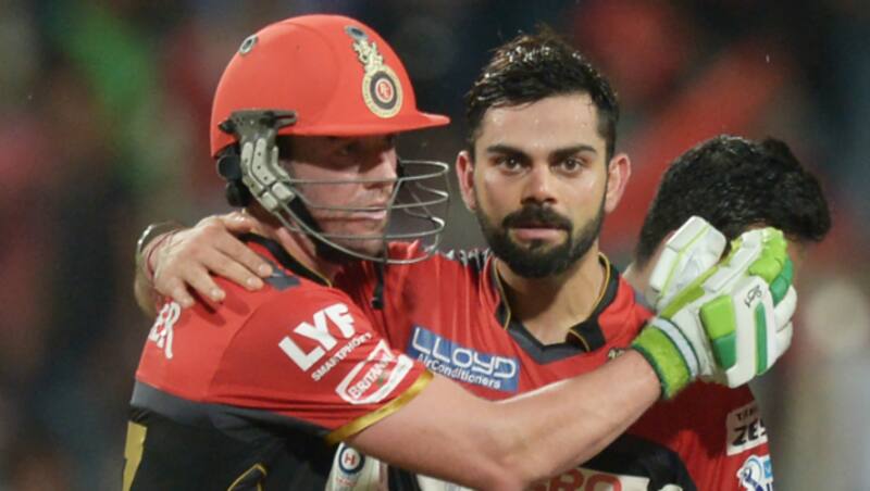AB de Villiers (left) and Virat Kohli have been retained by Royal Challengers Bangalore (RCB) &copy; AFP
