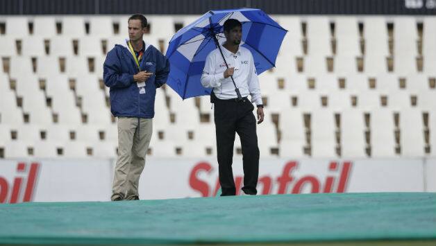Rain stopped play post tea © AFP