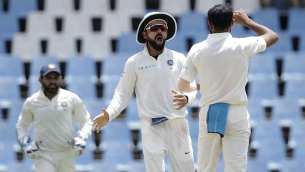 Virat Kohli (L) and Mohammed Shami © AFP