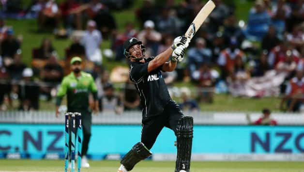 Colin de Grandhomme’s smashing fifty helps New Zealand thrash Pakistan by 5 wickets in 4th ODI