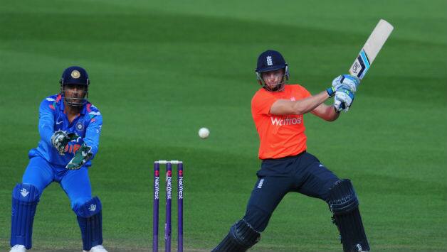 MS Dhoni (l) and Jos Buttler (L) © Getty Images (file photo)