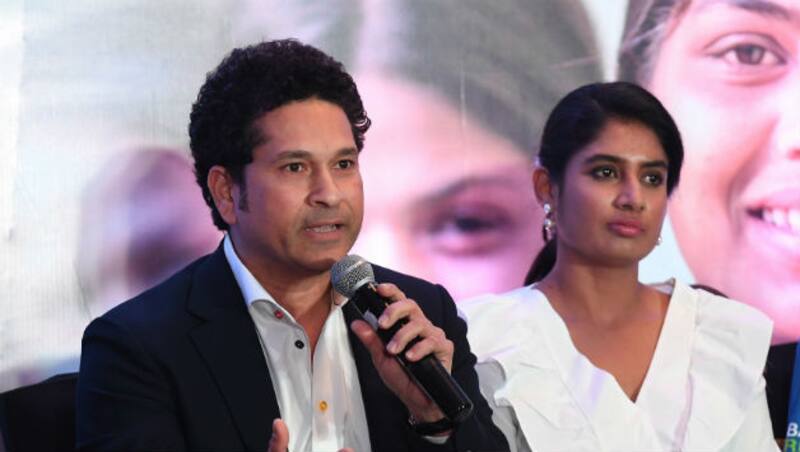 Sachin Tendulkar (L) seen with Mithali Raj (R) &copy; AFP ( file photo)