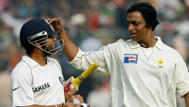Pakistan cricketer Shoaib Akhtar (R) touches the head of India cricketer Sachin Tendulkar  &Acirc;&copy; AFP (file photo)