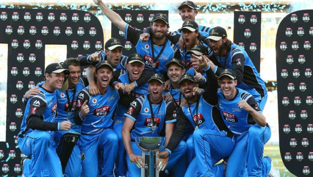The Strikers celebrate with the trophy after winning the Big Bash League Final match © Getty Images