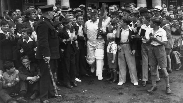 Patsy Hendren walks out to bat © Getty Images