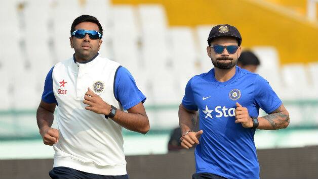 Ravichandran Ashwin (l) and Virat Kohli (r) © AFP (File Photo)