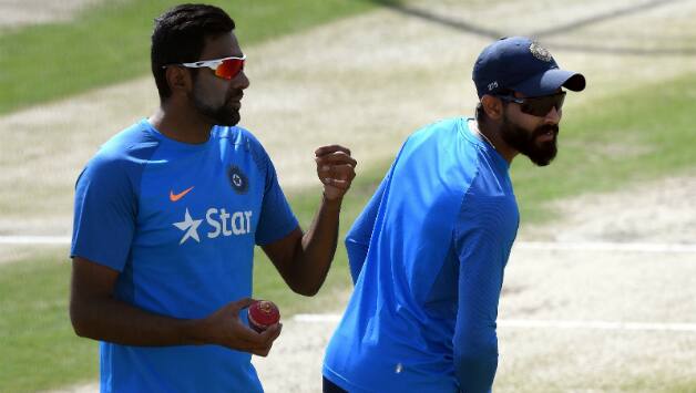 Ravichandran Ashwin (L) and Ravindra Jadeja © AFP