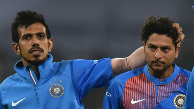 Yuzvendra Chahal (L) and Kuldeep Yadav © AFP