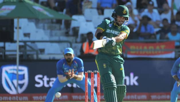 JP Duminy kept South Africa's innings afloat before departing for 61 © AFP