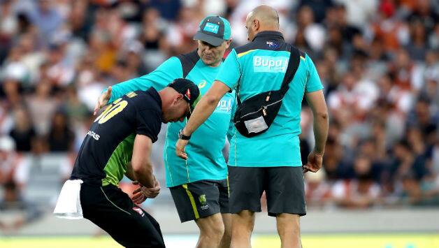 Chris Lynn leaves the field injured during the International Twenty20 Tri Series Final match between New Zealand and Australia © Getty Images