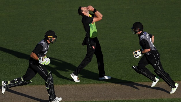 Andrew Tye looks distressed as Munro, Guptill plunder a huge total © AFP