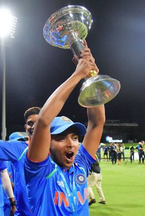 Prithvi Shaw lifts ICC U19 World Cup trophy © AFP