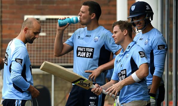 Steven Smith with Mitchell Starc, Josh Hazlewood and Nathan Lyon © Getty Images