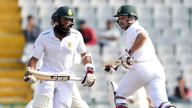 Hashim Amla (L) and Dean Elgar © AFP