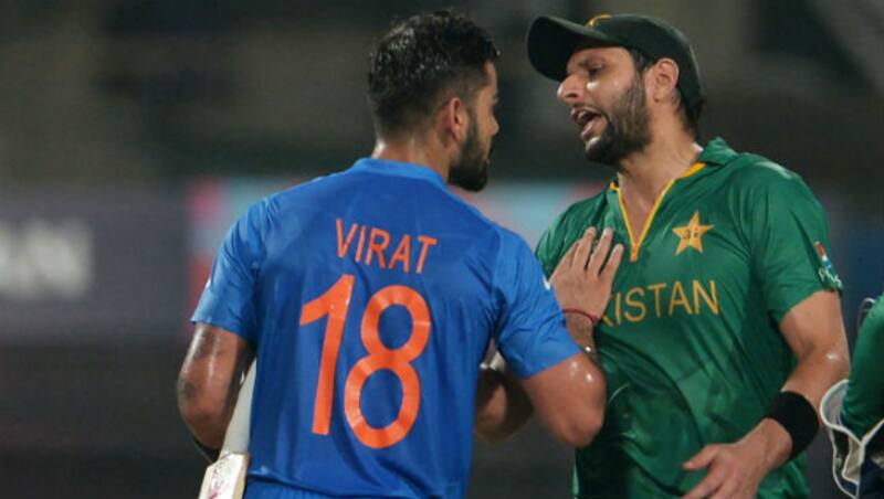 Shahid Afridi (R) is good friends with many Indian cricketers &Acirc;&copy; AFP