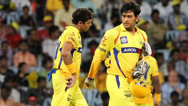 Ravindra Jadeja seen with MS Dhoni (r) © AFP