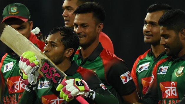 Mushfiqur Rahim kissing his bat after Bangladesh's win © AFP