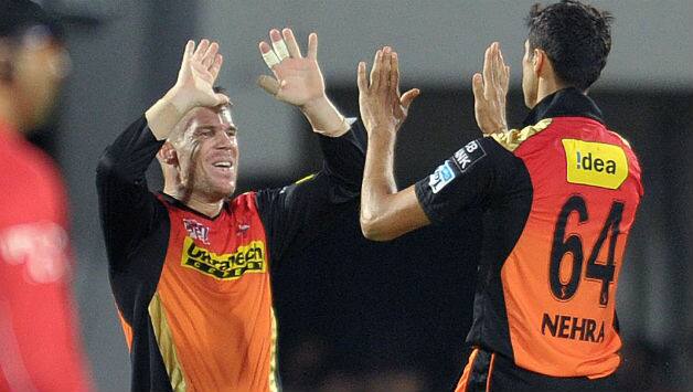 David Warner and Ashish Nehra (r) (file photo) © Getty Images