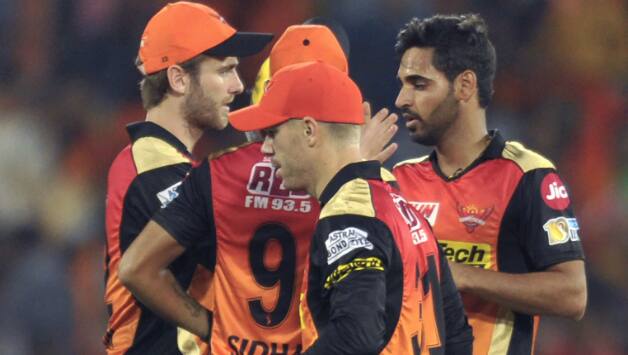 Kane Williamson, Bhuvneshwar Kumar and David Warner © AFP