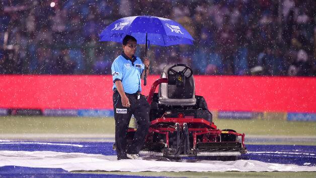 DD were asked to chase 71 runs in 6 overs © IANS