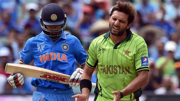 Shikhar Dhawan (L) and Shahid Afridi © Getty Images